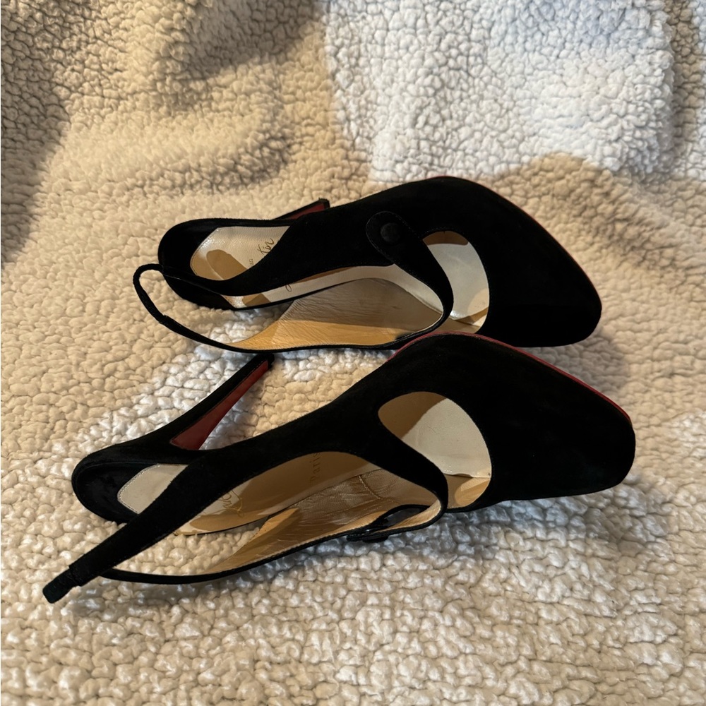 Don’t miss up on these Christian Louboutin heels in perfect condition.